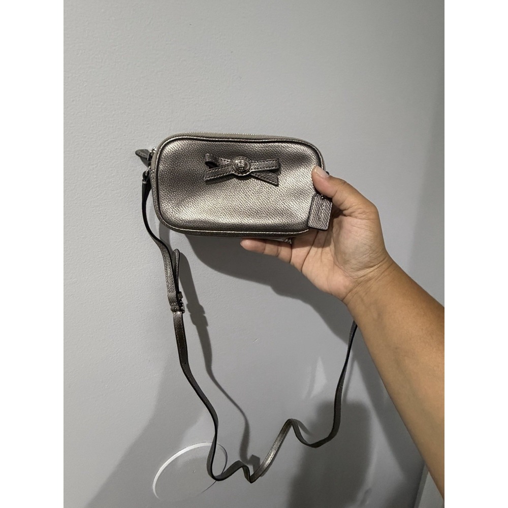 Coach Metallic Silver Pebbled Camera Crossbody Bag Double Zip Adjustable Strap P